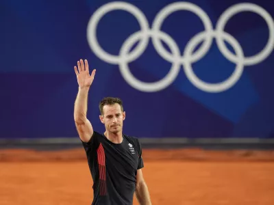 31 July 2024, France, Paris: Britain's Andy Murray waves goodbye after playing with Britain's Daniel Evans against US' Taylor Fritz and US' Tommy Paul in their men's doubles quarter-final tennis match on Court Suzanne-Lenglen at the Roland-Garros Stadium during the Paris 2024 Olympic Games. Photo: Martin Rickett/PA Wire/dpa