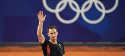 31 July 2024, France, Paris: Britain's Andy Murray waves goodbye after playing with Britain's Daniel Evans against US' Taylor Fritz and US' Tommy Paul in their men's doubles quarter-final tennis match on Court Suzanne-Lenglen at the Roland-Garros Stadium during the Paris 2024 Olympic Games. Photo: Martin Rickett/PA Wire/dpa