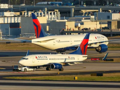 2M6DC3T Delta Air Lines Boeing 737-700 airplane Atlanta airport