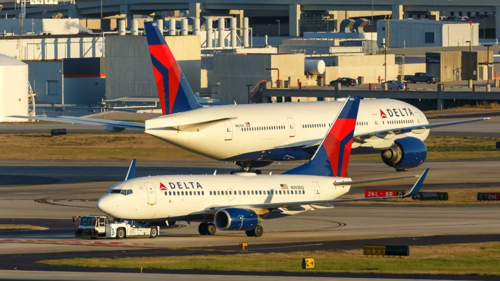 2M6DC3T Delta Air Lines Boeing 737-700 airplane Atlanta airport