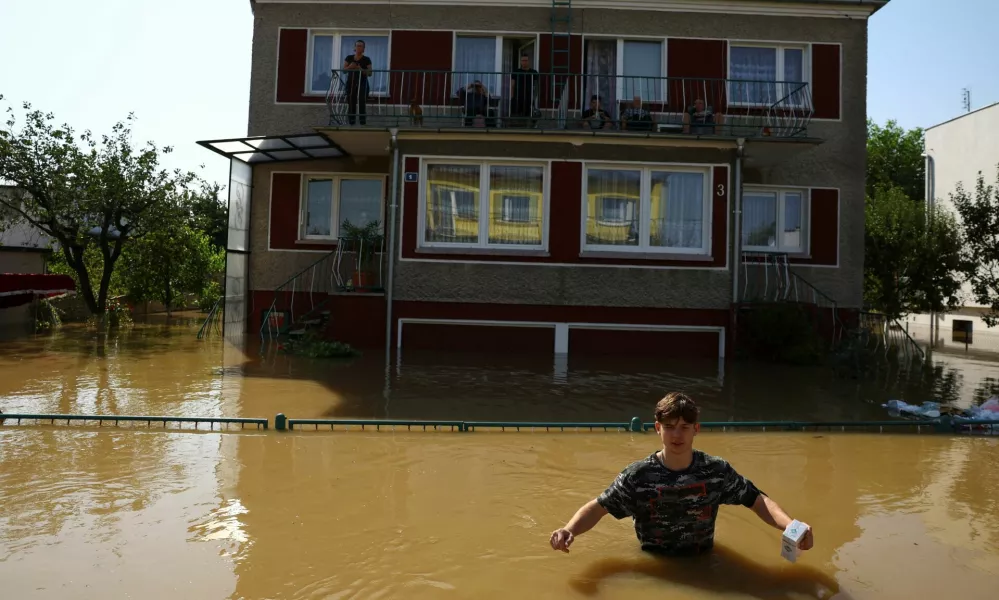 A person walks through floodwater, in an area flooded by the Nysa Klodzka river, following heavy rainfalls, in Lewin Brzeski, Poland, September 17, 2024. REUTERS/Kacper Pempel / Foto: Kacper Pempel