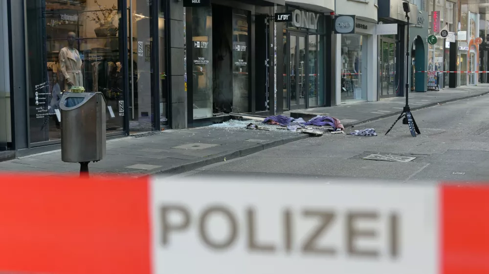 18 September 2024, Cologne: Shards and pieces of clothing lie in front of a store on Ehrenstrasse in Cologne following another explosion in the city center early Wednesday morning. According to police reports, the detonation occurred at a clothing store around 5:00 a.m., with no injuries reported. This follows a previous explosion at a Cologne discotheque on Monday, which left a 53-year-old man slightly injured. Photo: Henning Kaiser/dpa