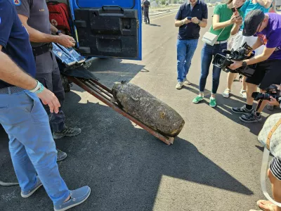 Nova Gorica.V Novi Gorici so uspesno onesposobili 226 kilogramov tezko neeksplodirano letalsko bombo iz 2. svetovne vojne, ki so jo minuli cetrtek delavci nasli na gradbiscu novogoriske zelezniske postaje.