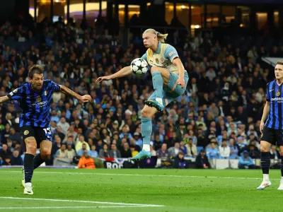 Soccer Football - Champions League - Manchester City v Inter Milan - Etihad Stadium, Manchester, Britain - September 18, 2024 Manchester City's Erling Haaland in action with Inter Milan's Francesco Acerbi REUTERS/Molly Darlington