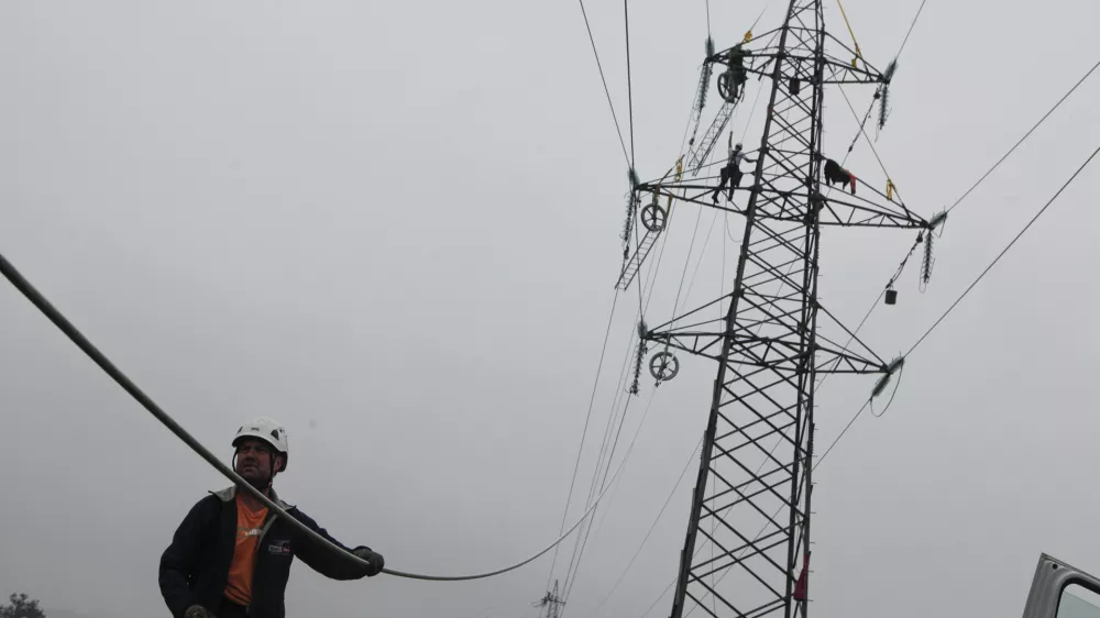 ﻿Elektro Primorska - popravilo električnih dajnovodov - električni daljnovod - elektrika - električni daljnovod - elektrifikacija - 01.10.2014 - odpravljanje posledic po ledeni ujmi - sanacija po žledolomu - žledolom - ledena ujma -  ///FOTO: Luka CjuhaOPOMBA: ZA OBJAVO V PRILOGI – DNEVNIKOV OBJEKTIV - REPORTAŽA 2014.