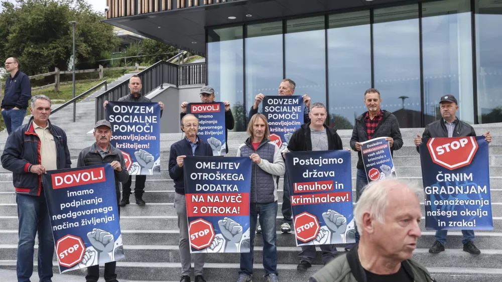 - 19.09.2024 - V Kulturnem domu v Škocjanu je bila seja Medresorske vladne komisije za urejanje položaja Romov, medtem bo pred kulturnim domom tudi protestni shod//FOTO: Jaka Gasar