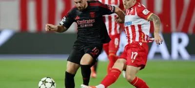 Soccer Football - Champions League - Crvena Zvezda v Benfica - Rajko Mitic Stadium, Belgrade, Serbia - September 19, 2024 Crvena Zvezda's Bruno Duarte in action with Benfica's Orkun Kokcu REUTERS/Marko Djurica