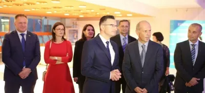 Prireditve v Cankarjevem domu se je udeležil predsednik slovenske vlade Marjan Šarec, ki ga je pozdravil predsednik uprave družbe Dnevnik Bojan Petan (v ospredju). Spremljal ga je minister za gospodarski razvoj in tehnologijo Zdravko Počivalšek (skrajno levo), klepetu pred začetkom podelitve pa so se pridružili Dnevnikova urednica Tatjana Tanackovič (druga z leve), odgovorni urednik Dnevnika Miran Lesjak (drugi z desne) in predsednik organizacijskega odbora Gazele Miha Vrbinc (skrajno desno). Foto: Bojan Velikonja