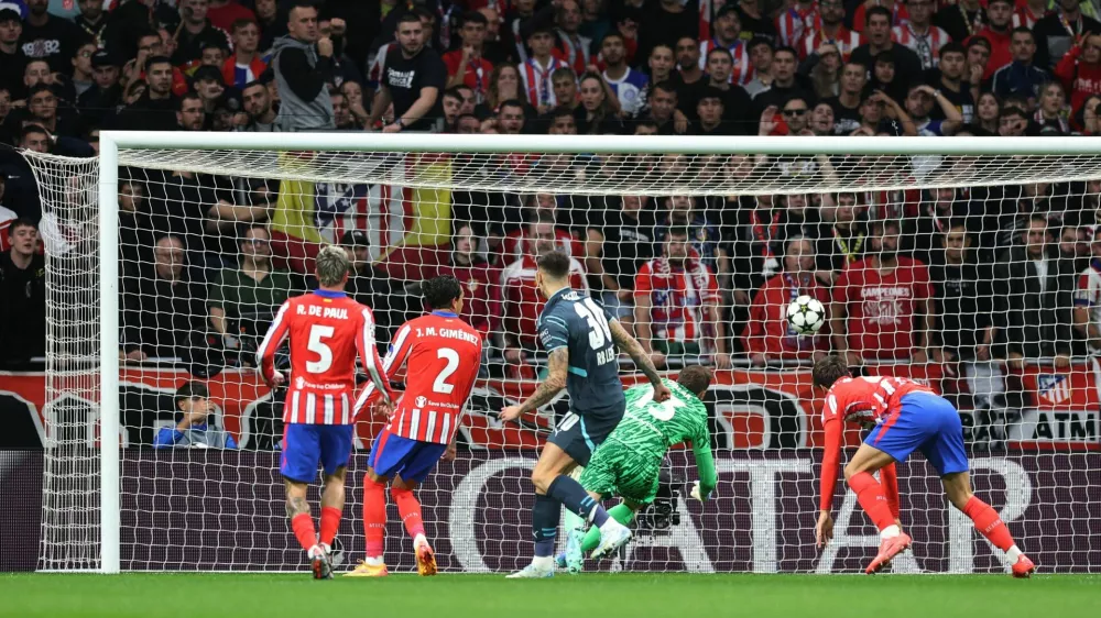 Soccer Football - Champions League - Atletico Madrid v RB Leipzig - Civitas Metropolitano, Madrid, Spain - September 19, 2024 RB Leipzig's Benjamin Sesko scores their first goal REUTERS/Violeta Santos Moura