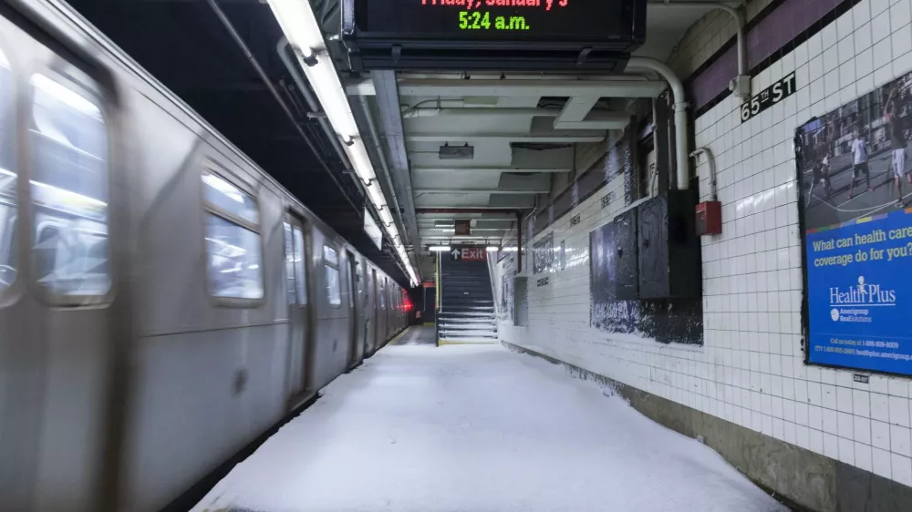 ﻿Snow makes it way down to the platform of the 65th Street subway station during a winter storm in New York January 3, 2014. A major snowstorm producing blizzard-like conditions hammered the northeastern United States on Friday, causing more than 1,000 U.S. flight delays and cancellations, paralyzing road travel, and closing schools and government offices. REUTERS/Zoran Milich (UNITED STATES - Tags: SOCIETY ENVIRONMENT TRANSPORT)