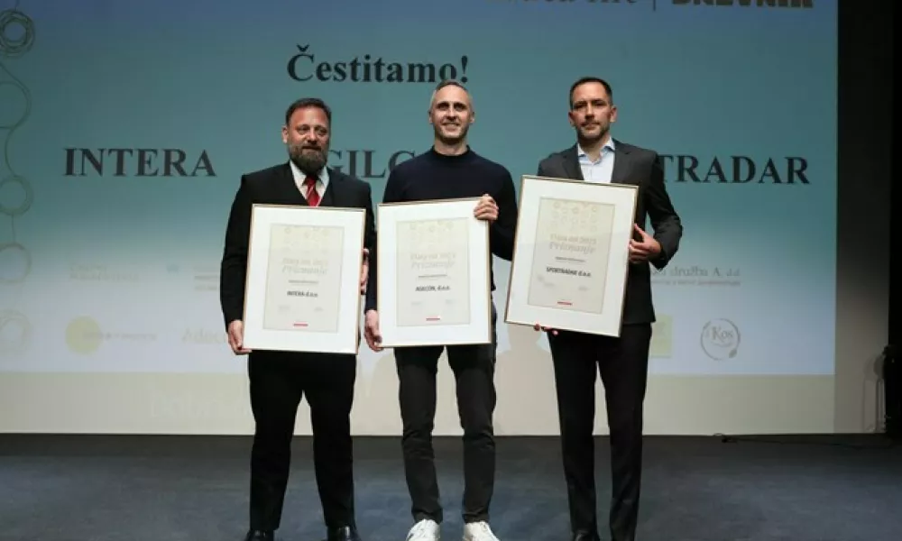 Na fotografiji so predstavniki zmagovalnih podjetij Peter Ladič (Intera), Marko Perme (Agilcon) in Luka Furlan (Sportradar). (Foto: Bojan Velikonja)