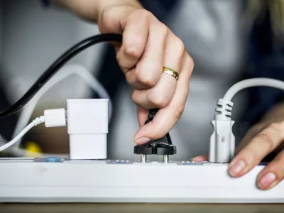 Woman plugging the wire to the outlet / Foto: Rawpixel