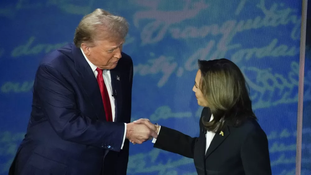 FILE - Republican presidential nominee former President Donald Trump and Democratic presidential nominee Vice President Kamala Harris shake hands before the start of an ABC News presidential debate at the National Constitution Center, Sept. 10, 2024, in Philadelphia. (AP Photo/Alex Brandon, file) / Foto: Alex Brandon