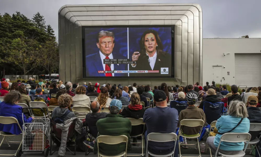 People gather outside of the Berkeley Art Museum and Pacific Film Archive to watch a presidential debate between Republican presidential nominee former President Donald Trump and Democratic presidential nominee Vice President Kamala Harris in Berkeley, Calif., Tuesday, Sept. 10, 2024. (Gabrielle Lurie/San Francisco Chronicle via AP) / Foto: Gabrielle Lurie