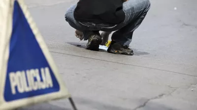 - Sketova ulica v Ljubljani - streljanje - policisti niso izsledili oseb, so pa zavarovali sledi, ki kažejo na to, da je bilo uporabljeno strelno orožje, /FOTO: Luka Cjuha