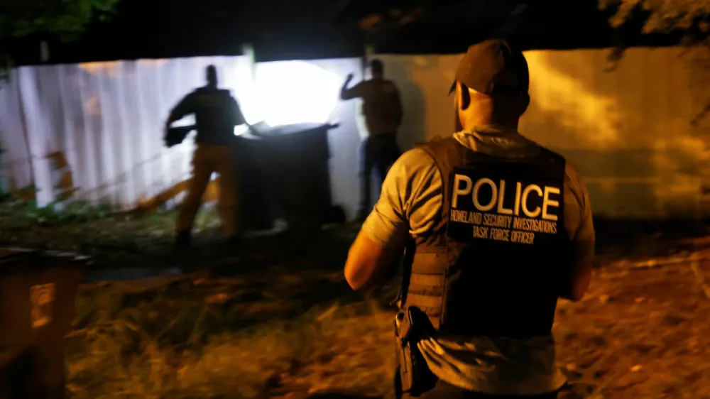 Secret Service and Homeland Security agents check a former home of a suspect named by news organizations as Ryan W. Routh as the FBI investigates what they said was an apparent assassination attempt in Florida on Republican presidential nominee and former U.S. President Donald Trump, in Greensboro, North Carolina, U.S. September 15, 2024. REUTERS/Jonathan Drake