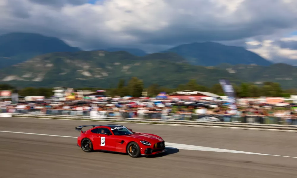 Na dogodku se je bilo mogoče po letališki stezi zapeljati tudi na sovoznikovem sedežu superšportnega avtomobila, na primer v mercedesu AMG GTR. Foto: Jaka Gasar