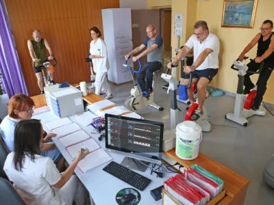 ﻿- prostor namenjen rehabilitaciji pacientov – ambulantna kardiološka rehabilitacija – bolniška soba - zdravstvo- 16.11.2017 – Univerzitetni klinični center UKC Ljubljana in ZZZS - skupna novinarska konferenca - uvedba novega programa ambulantne kardiološke rehabilitacije v UKC Ljubljana in Sloveniji namenjen bolnikom po uspešno zaključenem akutnem zdravljenju srčnega infarkta v bolnišnici. //FOTO: Tomaž Skale