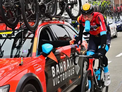 Ronde van Vlaanderen 2023 - Tour des Flandres - 107th Edition - Brugge - Oudenaarde 273,4 km - 02/04/2023 - Matej Mohoric (SLO - Bahrain - Victorious) - Feeding - photo POOL Dirk Waem/SprintCyclingAgency2023