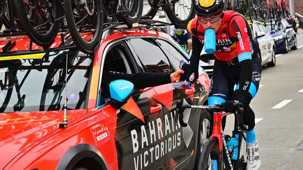 Ronde van Vlaanderen 2023 - Tour des Flandres - 107th Edition - Brugge - Oudenaarde 273,4 km - 02/04/2023 - Matej Mohoric (SLO - Bahrain - Victorious) - Feeding - photo POOL Dirk Waem/SprintCyclingAgency2023