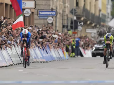 Primož Roglič (desno) na kronometru ni imel svojega dne, tik pred ciljem ga je ujel Filippo Ganna, ki je startal dve minuti kasneje. Foto: AP