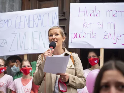 Ljubljana.Pohod za zivljenje.Voditeljica pohoda Ursa Cankar Soares.