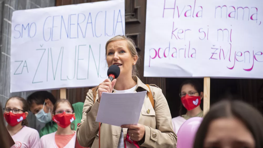 Ljubljana.Pohod za zivljenje.Voditeljica pohoda Ursa Cankar Soares.