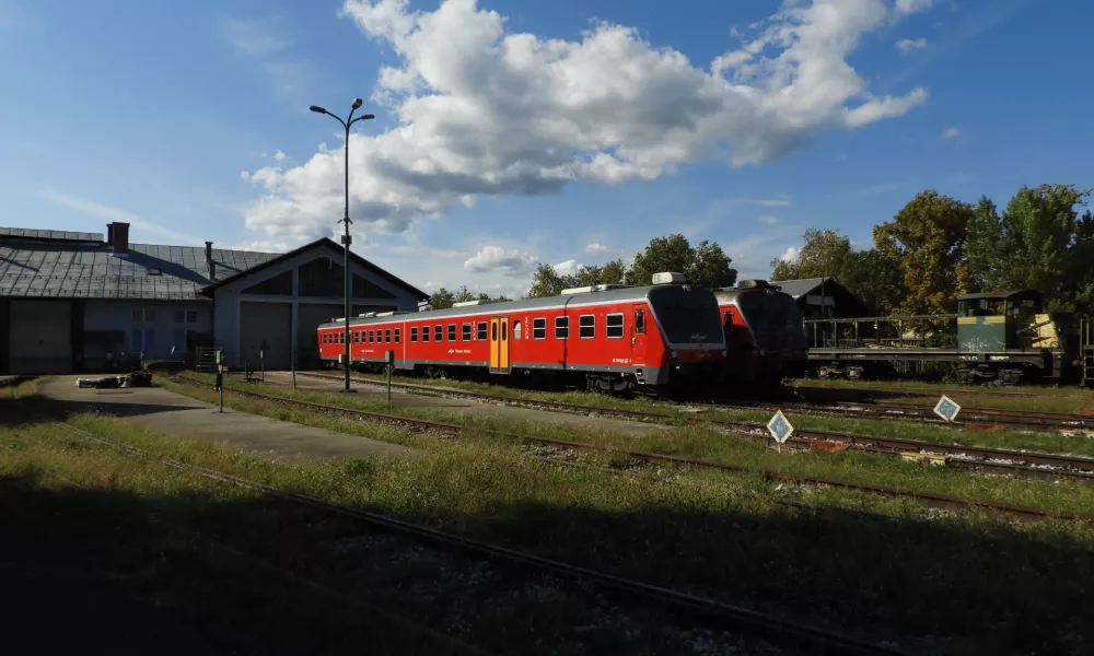 V stavbah na mariborskih Studencih, kjer imajo Slovenske železnice delavnice za dizelske lokomotive, je tudi delovno mesto Tie Šinko in Sanje Drzanić. / Foto: Katja Petrovec