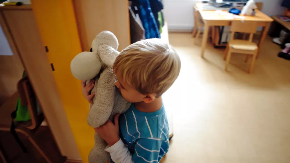 Na ministrstvu za delo pravijo, da povišan otroški dodatek ob nevključitvi otroka v vrtec ni več potreben, ker tudi prezasedenost vrtcev ni več težava. Fotografija je simbolična. Foto: Tomaž Zajelšnik