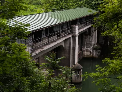 ﻿- 19.05.2020 – Vodna regulacijska zapornica Gruberjev prekop - kanal na Ljubljanici je dotrajana - predvidena je sanacija obstoječega objekta, celovite izgradnje vodarskega informacijskega sistema ter ureditev centralnega nadzornega sistema //FOTO: Bojan Velikonja