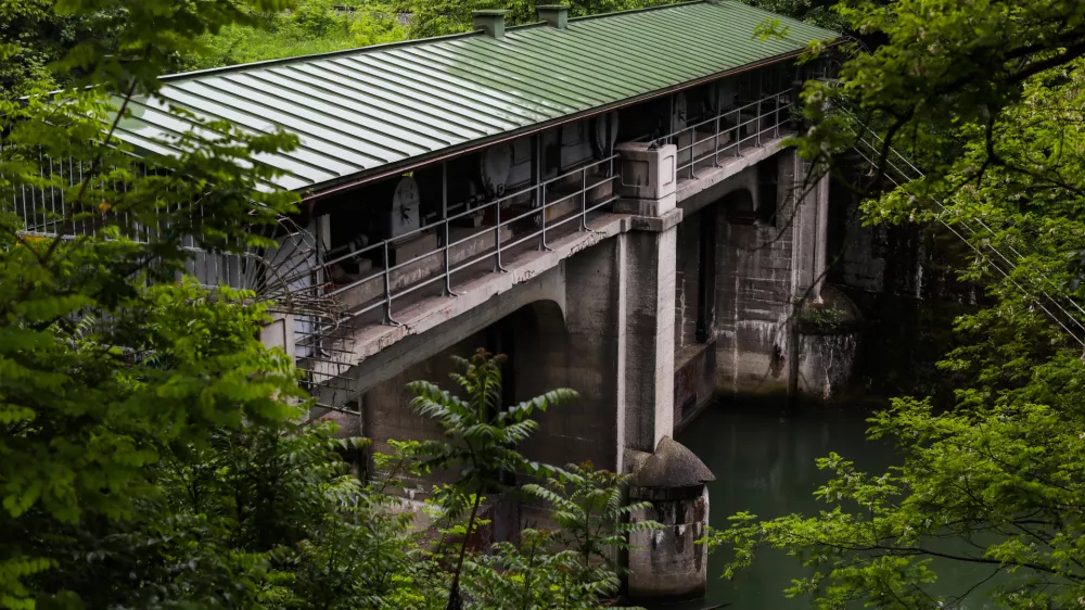 ﻿- 19.05.2020 – Vodna regulacijska zapornica Gruberjev prekop - kanal na Ljubljanici je dotrajana - predvidena je sanacija obstoječega objekta, celovite izgradnje vodarskega informacijskega sistema ter ureditev centralnega nadzornega sistema //FOTO: Bojan Velikonja