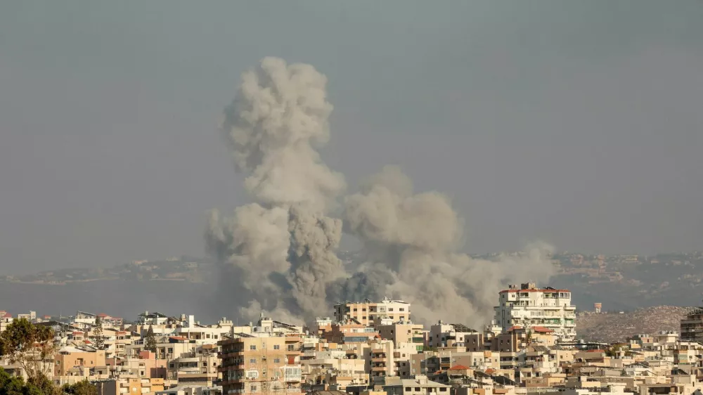 Smokes rise, amid ongoing cross-border hostilities between Hezbollah and Israeli forces, in Tyre, southern Lebanon September 23, 2024. REUTERS/Aziz Taher    TPX IMAGES OF THE DAY