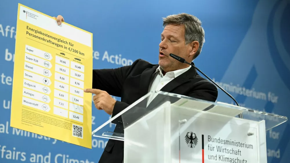 German Economy and Climate Minister Robert Habeck gives a press statement after speaking with members of the automotive industry in Berlin, Germany, September 23, 2024. REUTERS/Annegret Hilse