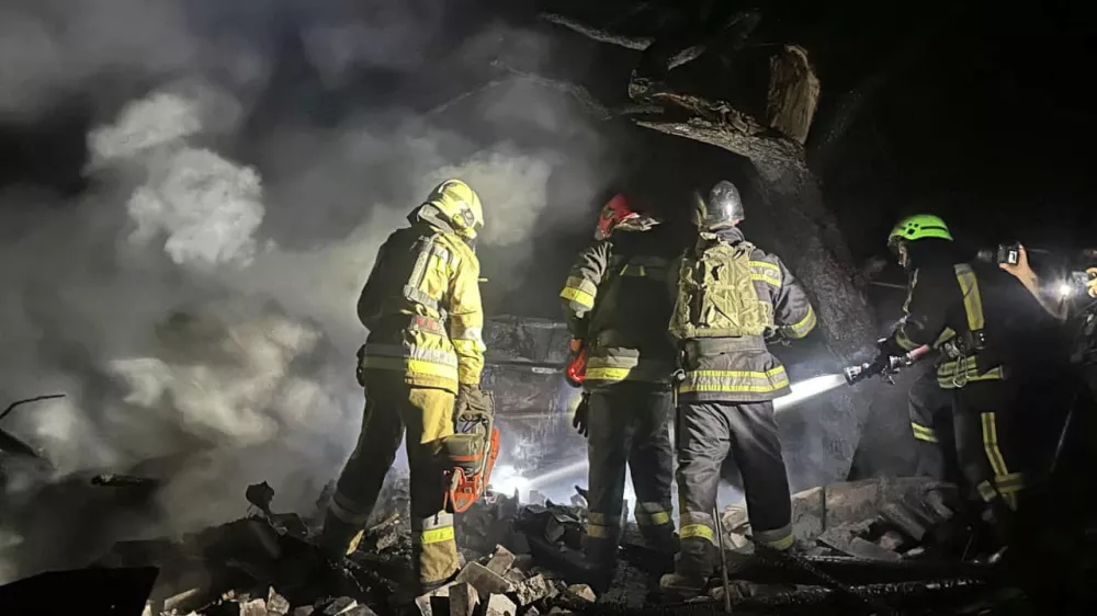 Firefighters work in a residential area hit by a Russian air strike, amid Russia's attack on Ukraine, in Zaporizhzhia, Ukraine, in this handout picture released September 24, 2024. Press service of the State Emergency Service of Ukraine in Zaporizhzhia region/Handout via REUTERS ATTENTION EDITORS - THIS IMAGE HAS BEEN SUPPLIED BY A THIRD PARTY. DO NOT OBSCURE LOGO.