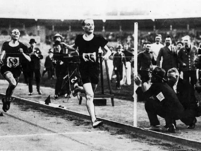 Paavo Nurmi premaga Edvina Widea in priteče do zmage v Stockholmu julija 1926. F Wikipedija / Foto: Wikipedija