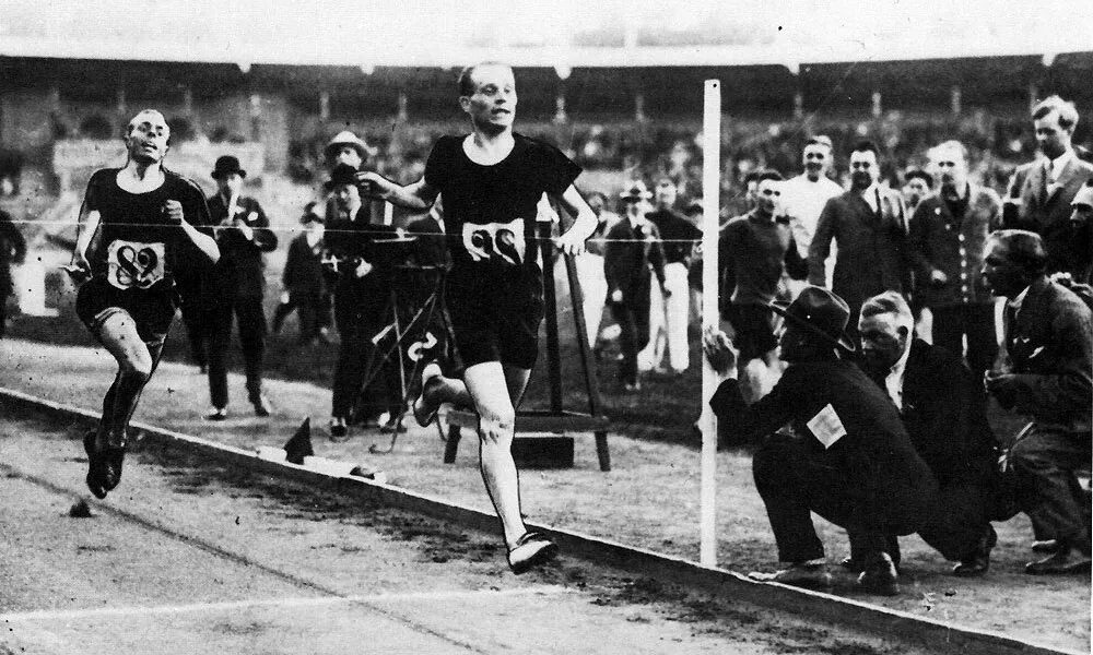 Paavo Nurmi premaga Edvina Widea in priteče do zmage v Stockholmu julija 1926. F Wikipedija / Foto: Wikipedija