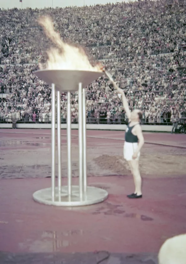 Paavo Nurmi prižge ogenj na olimpijskih igrah v Helsinkih 1952. F Wikipedija / Foto: Olympia-kuva Oy