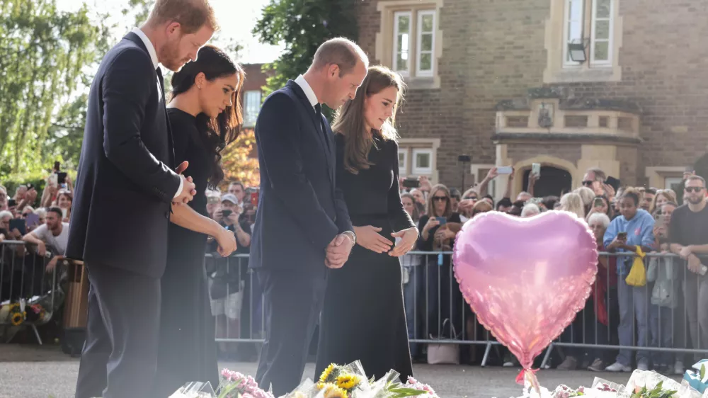 10 September 2022, United Kingdom, Windsor: (L-R) Harry, the Duke of Sussex, and his wife Meghan Markle, the Duchess of Sussex, William, Prince of Wales, and his wife Kate, Princess of Wales, look at flowers laid by members of the public at Windsor Castle following the death of Queen Elizabeth II. Photo: Chris Jackson/PA Wire/dpa