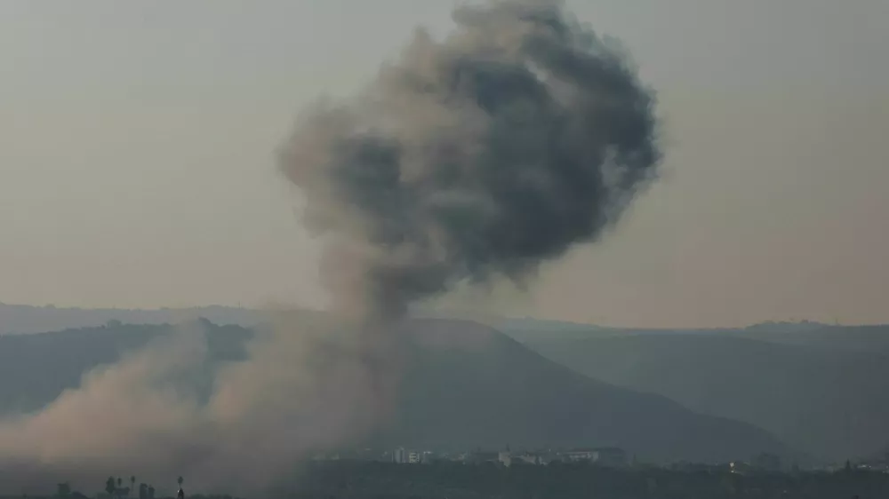 Smoke billows over southern Lebanon following an Israeli strike, amid ongoing cross-border hostilities between Hezbollah and Israeli forces, as seen from Tyre, Lebanon September 25, 2024. REUTERS/Aziz Taher