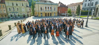 Orkester Slovenske filharmonije pred matično hišo Foto: Janez Kotar