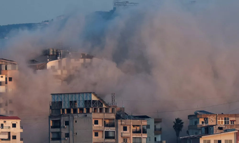 Smoke billows over southern Lebanon following an Israeli strike, amid ongoing cross-border hostilities between Hezbollah and Israeli forces, as seen from Tyre, Lebanon September 25, 2024. REUTERS/Amr Abdallah Dalsh