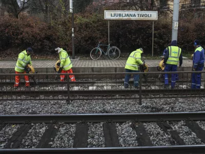 ﻿železniška postaja - postajališče Tivoli, železniški delavec - delavci na progi - - 17.11.2015 - Železniška postajališča na progah v Ljubljani - železniška postaja v ljubljanskem železniškem vozlišču - Slovenske železnice (SŽ) -  //FOTO: Luka CjuhaOPOMBA: ZA OBJAVO V PRILOGI – DNEVNIKOV OBJEKTIV - INTERVJU 2015.