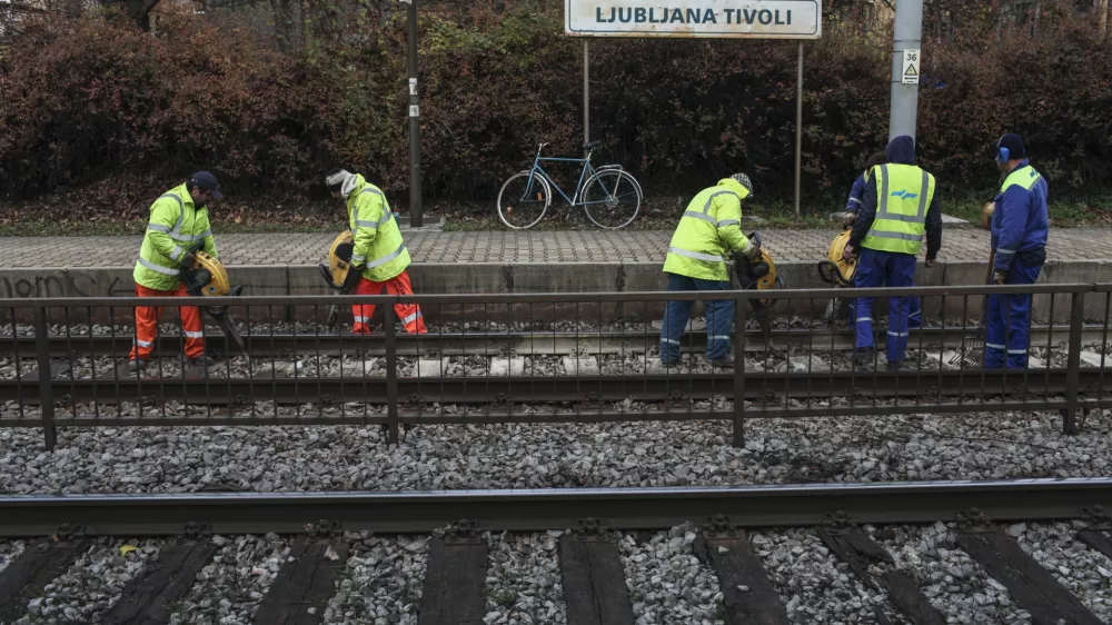 ﻿železniška postaja - postajališče Tivoli, železniški delavec - delavci na progi - - 17.11.2015 - Železniška postajališča na progah v Ljubljani - železniška postaja v ljubljanskem železniškem vozlišču - Slovenske železnice (SŽ) -  //FOTO: Luka CjuhaOPOMBA: ZA OBJAVO V PRILOGI – DNEVNIKOV OBJEKTIV - INTERVJU 2015.