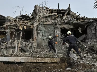 Rescues remove debris at a site of a residential area heavily damaged by a Russian air strike, amid Russia's attack on Ukraine, in Zaporizhzhia, Ukraine September 26, 2024. REUTERS/Stringer