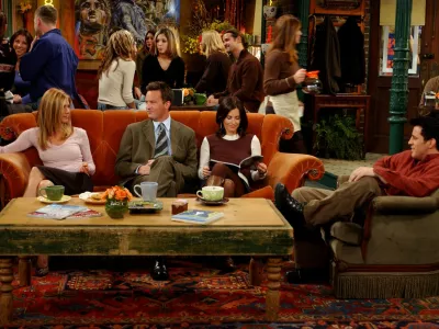 Med predmeti na dražbi je bil tudi sloviti oranžni kavč iz kavarne Central Perk.