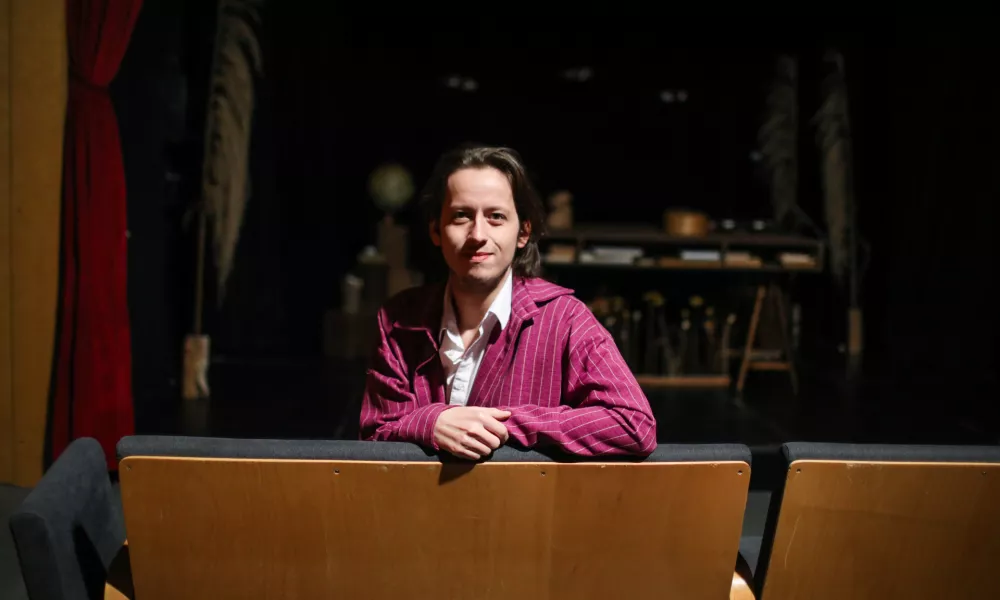 Benjamin Zajc, dramaturg LGL in selektor: »Letos bomo na festivalu gledali bunraku, namizne, ročne lutke in tudi svetlobo, glino, telo, predmete kot lutke. Tematsko se vseeno zdi, da smo izbirali uprizoritve, ki iščejo stik s sodobno družbo.« Foto: Bojan Velikonja