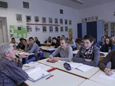 - šolstvo - dijaki - srednješolci - pouk - učiteljica - razred- Ekonomska šola Ljubljna, Prešernova ulica 6//FOTO: Luka Cjuha