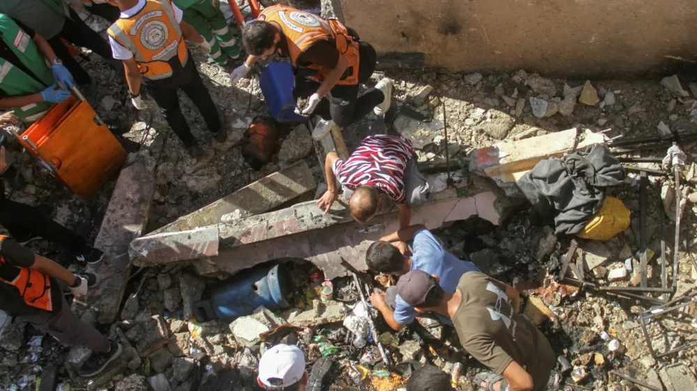 Palestinians inspect the site of an Israeli strike on a school sheltering displaced people, amid the Israel-Hamas conflict, in Jabalia in the northern Gaza Strip September 26, 2024. REUTERS/Mahmoud Issa