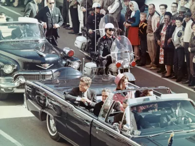 US President John F Kennedy, First Lady Jacqueline Kennedy, Texas Governor John Connally, and others smile at the crowds lining their motorcade route in Dallas, Texas, on November 22, 1963. Minutes later the President was assassinated as his car passed through Dealey Plaza. / Foto: Bettmann