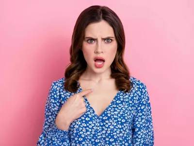 Photo of angry annoyed mad woman with wavy hairdo wear blue dress directing at herself false accusation isolated on pink color background. / Foto: Deagreez